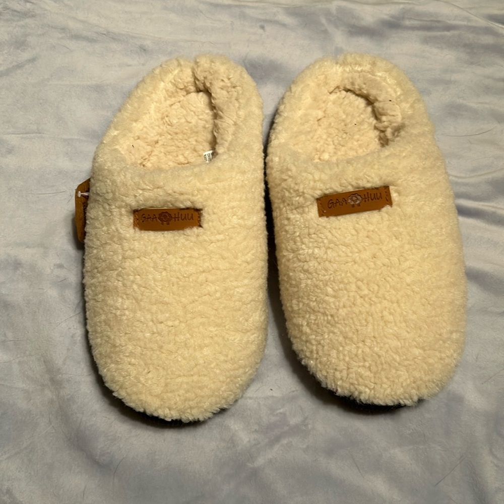 BNWT Gaahuu cream slippers, size medium 7-8